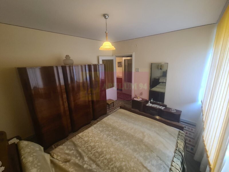 Apartament cu 3 camere de vanzare in Campina - Zona Scoala Centrala