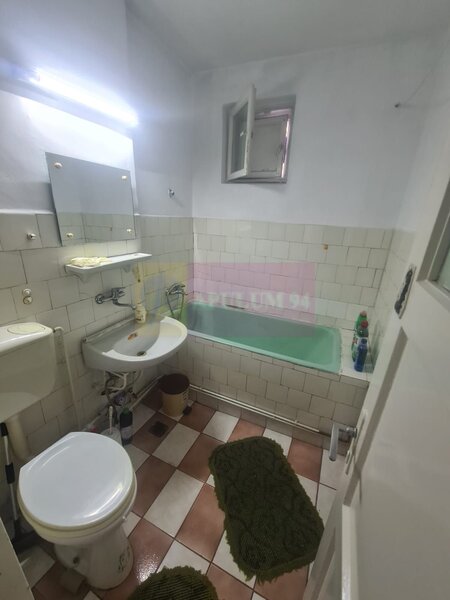 Apartament cu 3 camere de vanzare in Campina - Zona Scoala Centrala