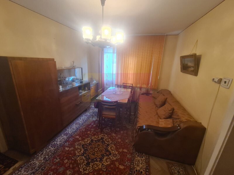Apartament cu 3 camere de vanzare in Campina - Zona Scoala Centrala