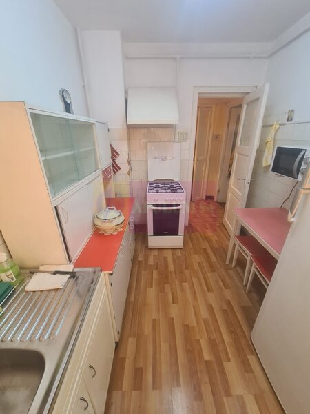 Apartament cu 3 camere de vanzare in Campina - Zona Scoala Centrala